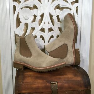 Sofft AquaTan Chukka Boots with Suede Upper and Rugged Sole Size 8